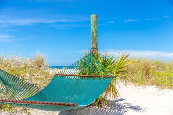 Nyári strand pihenjen üres függőágy és óceáni háttér a trópusi strandon, nyaralás koncepció — Stock Fotó