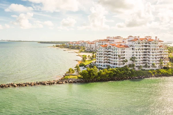 MIAMI, USA - 06 SETTEMBRE 2014: Veduta aerea drone di appartamenti a Fisher Island il 06 settembre 2014 a Miami . — Foto Stock