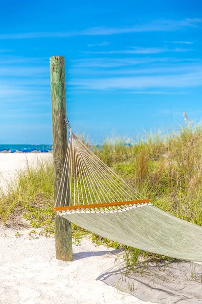 Nyári strand pihenjen üres függőágy és óceáni háttér a trópusi strandon, nyaralás koncepció — Stock Fotó