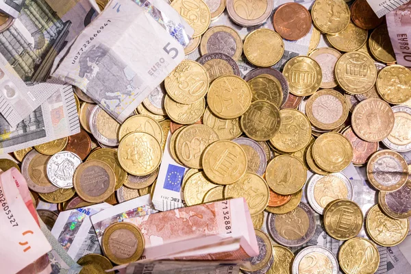 Евро деньги: крупный план банкнот и монет плоский лежал — стоковое фото