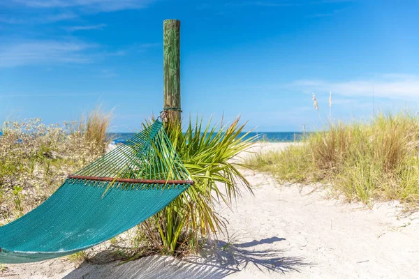 Nyári strand pihenjen üres függőágy és óceáni háttér a trópusi strandon, nyaralás koncepció — Stock Fotó