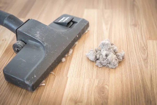 吸尘器和木地板上的灰尘 — 图库照片