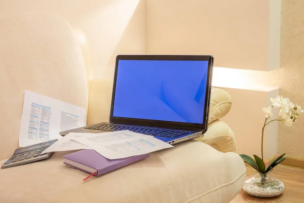 Interno della casa con un computer portatile in soggiorno. concetto di freelance — Foto Stock