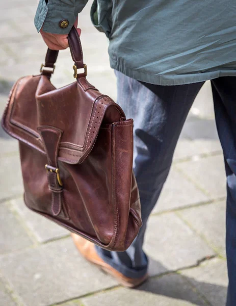 Primo piano dell'uomo che tiene in mano la valigetta in pelle casual Andare al lavoro — Foto Stock