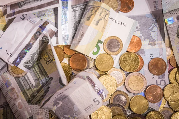 Евро деньги: крупный план банкнот и монет плоский лежал — стоковое фото
