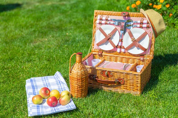 Picknick uppsättning av mat korg på grön färsk gräsmatta i parken — Stockfoto