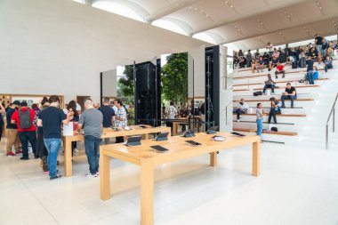 Aventura, Florida, Abd - 20 Eylül 2019: Aventura Avm'deki Apple mağazasının iç kısmı resmi olarak iphone 11, iphone 11 Pro ve iphone 11 Pro Max'i satmaya başladı