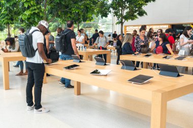 Aventura, Florida, Abd - 20 Eylül 2019: Aventura Avm'deki Apple mağazasının iç kısmı resmi olarak iphone 11, iphone 11 Pro ve iphone 11 Pro Max'i satmaya başladı