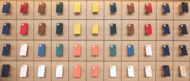 Aventura, Florida, Usa - 20 Eylül 2019: Apple iphone 11 dizi koruma dosyası Aventura Alışveriş Merkezi 'ndeki Apple mağazasının duvarında asılı duruyor