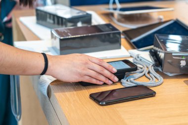 Aventura, Florida, Abd - 20 Eylül 2019: Aventura alışveriş merkezindeki Apple mağazasında Iphone 11 pro için ödeme