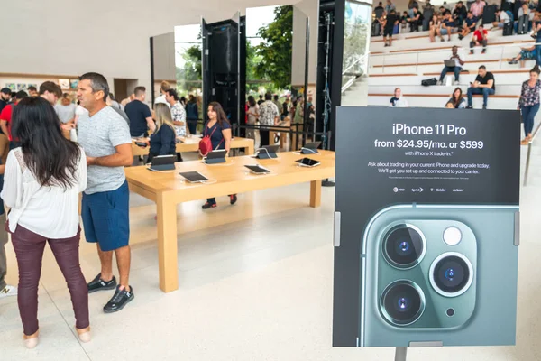 Aventura, Florida, Abd - 20 Eylül 2019: Aventura Avm'deki Apple mağazasının iç kısmı resmi olarak iphone 11, iphone 11 Pro ve iphone 11 Pro Max'i satmaya başladı — Stok fotoğraf