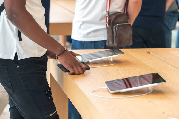 Aventura, Floride, États-Unis - 20 septembre 2019 : section iPad Pro à l'Apple Store dans le centre commercial Aventura avec tablettes sur la table — Photo