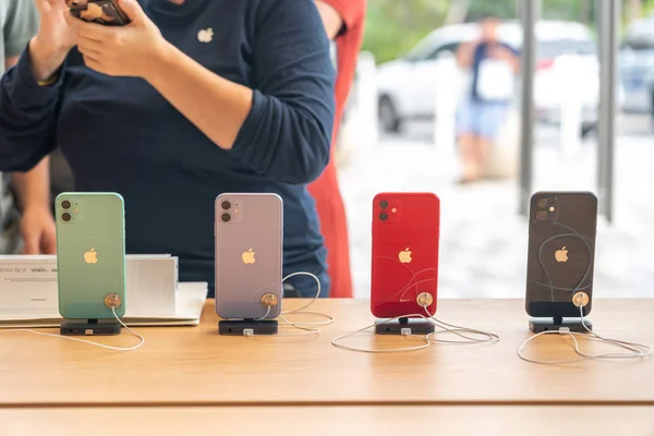 Aventura, Florida, Abd - 20 Eylül 2019: Apple'ın yeni akıllı telefonu olarak gösterilen iphone 11, 11 Pro ve Pro Max satışa çıkıyor — Stok fotoğraf