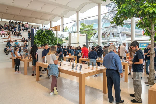 Aventura, Florida, EE.UU. - 20 de septiembre de 2019: Interior de la tienda de Apple en Aventura Mall el primer día de la venta oficial del iPhone 11, iPhone 11 Pro y iPhone 11 Pro Max — Foto de Stock