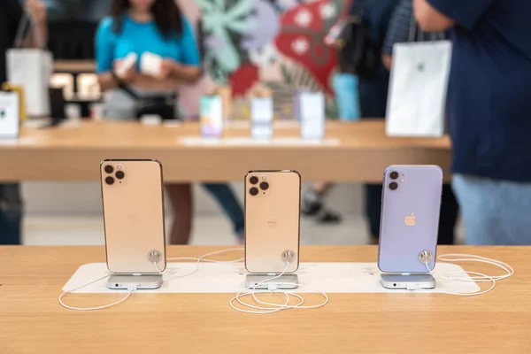 Aventura, Florida, USA - 20 settembre 2019: iPhone 11, 11 Pro e Pro Max vengono visualizzati mentre il nuovo smartphone Apple è in vendita — Foto Stock