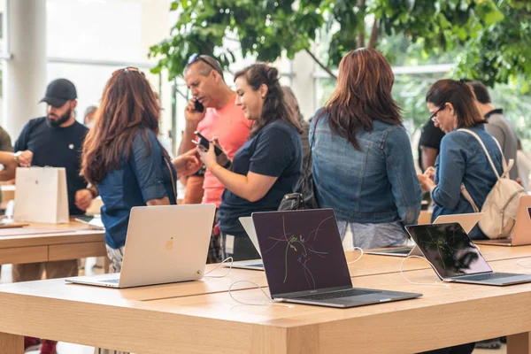 Aventura, Florida, Amerika Serikat - 20 September 2019: Interior of Apple store di Aventura Mall pada hari pertama secara resmi mulai menjual iPhone 11, iPhone 11 Pro dan iPhone 11 Pro Max — Stok Foto