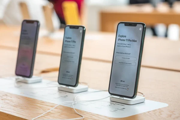 Aventura, Florida, USA - 20 settembre 2019: iPhone 11, 11 Pro e Pro Max vengono visualizzati mentre il nuovo smartphone Apple è in vendita — Foto Stock