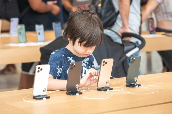 Aventura, Florida, Abd - 20 Eylül 2019: Florida'daki Aventura alışveriş merkezindeki Apple mağazasında iphone 11 kullanan çocuk — Stok fotoğraf