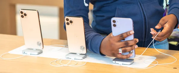 Aventura, Florida, USA - 20 settembre 2019: iPhone 11, 11 Pro e Pro Max vengono visualizzati mentre il nuovo smartphone Apple è in vendita — Foto Stock