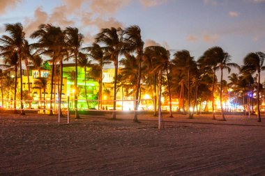 Miami Beach, Abd - 10 Eylül 2019: Ocean Drive Miami Beach gün batımında. Gün batımında palmiye ağaçları ile şehir silueti. Güney sahilinde Art deco