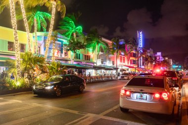 Miami Beach, Abd - 10 Eylül 2019: Ocean Drive Miami Beach gün batımında. Gün batımında palmiye ağaçları ile şehir silueti. Güney sahilinde Art deco