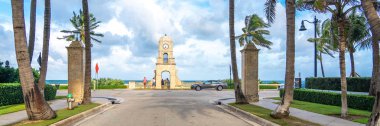 Palm Beach, Florida, ABD - 14 Eylül 2019: Florida ABD'de Worth Avenue saat kulesi