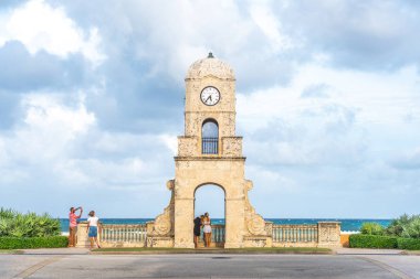 Palm Beach, Florida, ABD - 14 Eylül 2019: Florida ABD'de Worth Avenue saat kulesi