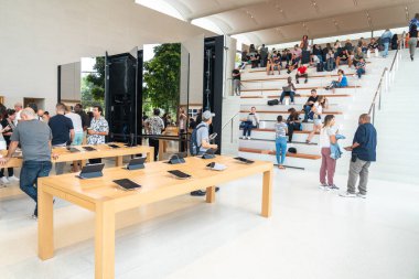Aventura, Florida, Abd - 20 Eylül 2019: Aventura Avm'deki Apple mağazasının iç kısmı resmi olarak iphone 11, iphone 11 Pro ve iphone 11 Pro Max'i satmaya başladı