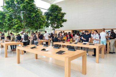 Aventura, Florida, Abd - 20 Eylül 2019: Aventura Avm'deki Apple mağazasının iç kısmı resmi olarak iphone 11, iphone 11 Pro ve iphone 11 Pro Max'i satmaya başladı