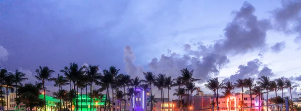 Gün batımında otel ve restoranların yer verdiği Miami Beach Ocean Drive panoraması. Geceleri palmiye ağaçları ile şehir silueti. Güney sahilinde Art deco gece hayatı — Stok fotoğraf