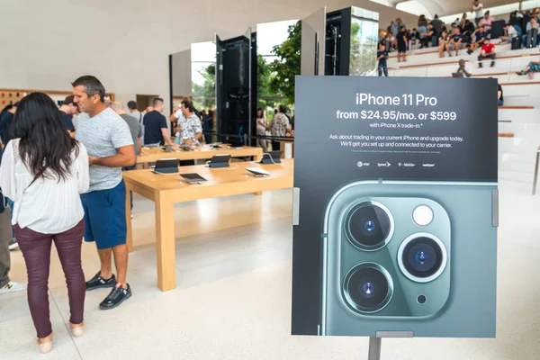 Aventura, Florida, Abd - 20 Eylül 2019: Aventura Avm'deki Apple mağazasının iç kısmı resmi olarak iphone 11, iphone 11 Pro ve iphone 11 Pro Max'i satmaya başladı — Stok fotoğraf
