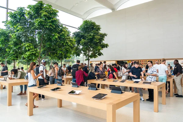 Aventura, Flórida, EUA - 20 de setembro de 2019: Interior da loja Apple em Aventura Mall no primeiro dia de início oficial de venda do iPhone 11, iPhone 11 Pro e iPhone 11 Pro Max — Fotografia de Stock