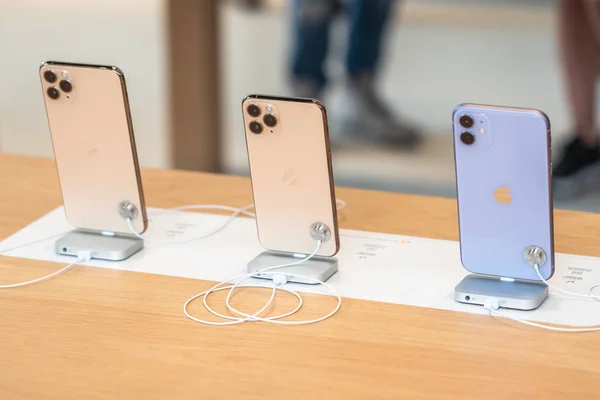 Aventura, Florida, Abd - 20 Eylül 2019: Apple'ın yeni akıllı telefonu olarak gösterilen iphone 11, 11 Pro ve Pro Max satışa çıkıyor — Stok fotoğraf