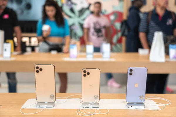 Aventura, Florida, Abd - 20 Eylül 2019: Apple'ın yeni akıllı telefonu olarak gösterilen iphone 11, 11 Pro ve Pro Max satışa çıkıyor — Stok fotoğraf