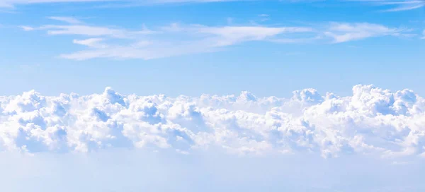 Sobre el cielo y las nubes de fondo. vista desde el plano —  Fotos de Stock