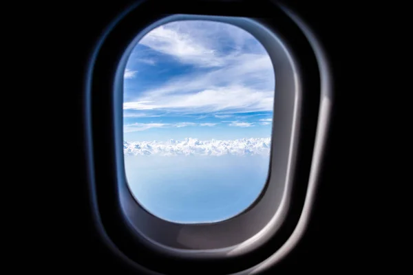 Vista através de uma janela de avião a jato no céu azul — Fotografia de Stock