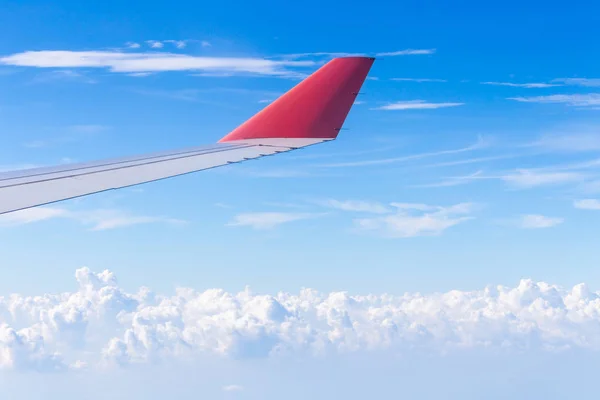 구름 위를 나는 비행기의 날개 — 스톡 사진