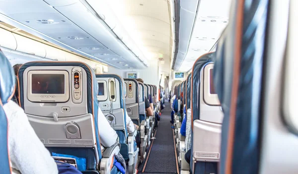 Interieur van het vliegtuig met passagiers op zitplaatsen wachten af te nemen — Stockfoto