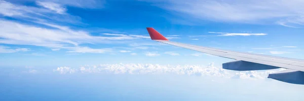 Panorama van vliegtuigvleugel boven mooie blauwe hemel — Stockfoto