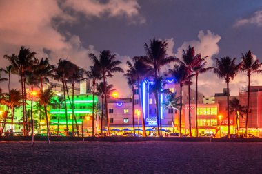 Miami Beach, Abd - 10 Eylül 2019: Ocean Drive Miami Beach gün batımında. Gün batımında palmiye ağaçları ile şehir silueti. Güney sahilinde Art deco