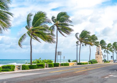Palm Beach, Florida, ABD - 14 Eylül 2019: Florida ABD'de Worth Avenue saat kulesi