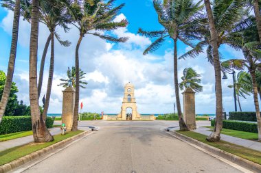 Palm Beach, Florida, ABD - 14 Eylül 2019: Florida ABD'de Worth Avenue saat kulesi
