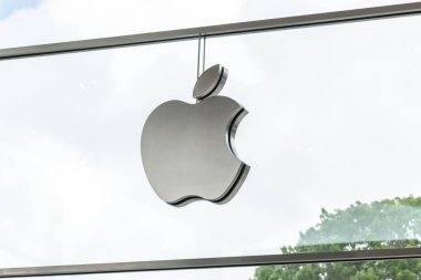 Aventura, Florida, ABD - 20 Eylül 2019: Aventura Alışveriş Merkezi'nde Apple store logosu. Bu dünyanın en büyük halka açık şirket tasarımları ve tüketici elektroniği ve bilgisayar ürünleri satıyor.