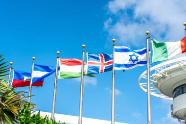 Miami, Abd - 21 Eylül 2019 - Miami uluslararası havaalanı farklı ülkelerin bayraklarıile