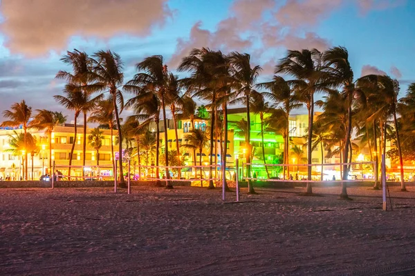 Miami Beach, Abd - 10 Eylül 2019: Ocean Drive Miami Beach gün batımında. Gün batımında palmiye ağaçları ile şehir silueti. Güney sahilinde Art deco — Stok fotoğraf