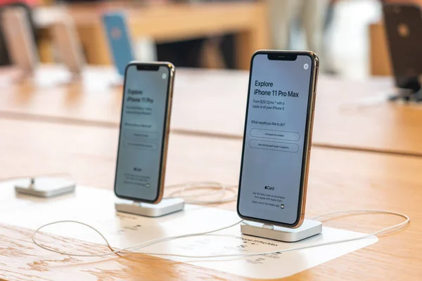 Aventura, Florida, Abd - 20 Eylül 2019: Apple'ın yeni akıllı telefonu olarak gösterilen iphone 11, 11 Pro ve Pro Max satışa çıkıyor — Stok fotoğraf