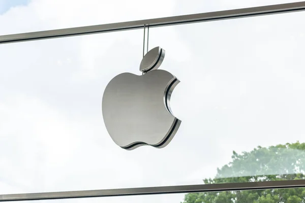 Aventura, Florida, Amerika Serikat - 20 September 2019: Logo toko Apple di Aventura Mall. Perusahaan ini merupakan perusahaan publik terbesar di dunia yang mendesain dan menjual produk elektronik dan komputer konsumen. . — Stok Foto