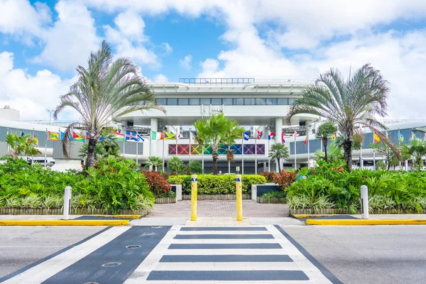 Майами, США - 21 сентября 2019 г. - Международный аэропорт Майами с флагами разных стран — стоковое фото