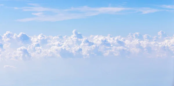 Cielo azul y fondo de nubes. Vista desde la ventana del avión —  Fotos de Stock