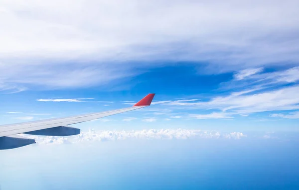 Vleugel van een vliegtuig dat boven de wolken vliegt — Stockfoto